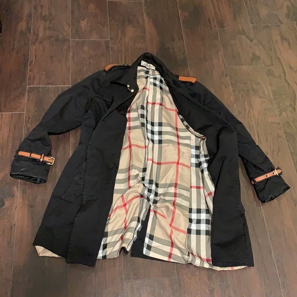 🧥 Classy Black Coat with faux leather and plaid interior - Picture 6 of 12